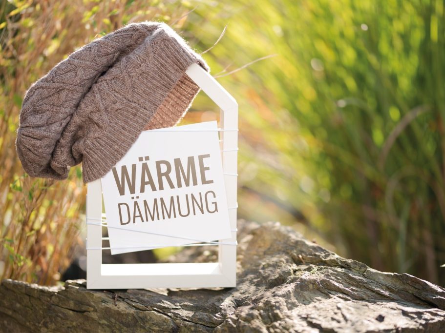 Ein Schild mit der Aufschrift "Wärmedämmung" als Hinweis für Energieeffizienz