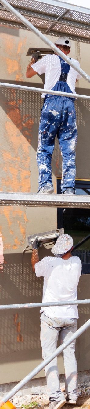 Zwei Maler arbeiten an der Außenwand eines Gebäudes mit Leitern und Farbtöpfen.